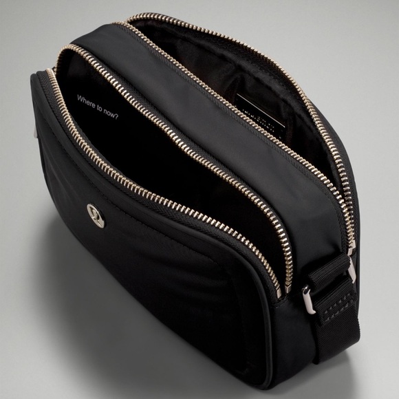 Lululemon Crossbody Camera Bag 2L (black) - Picture 3 of 9